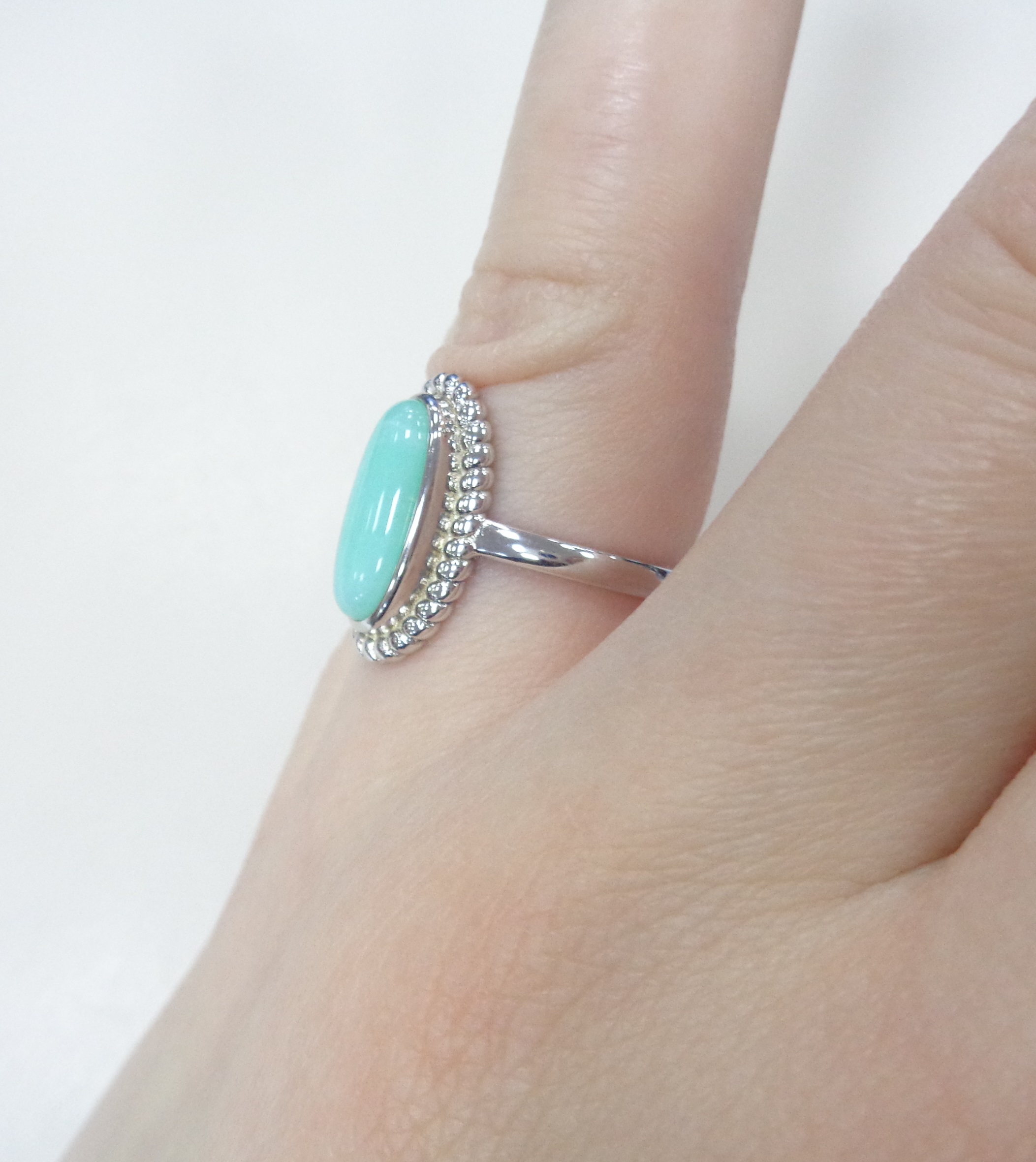 Серебряное кольцо с зеленым халцедоном